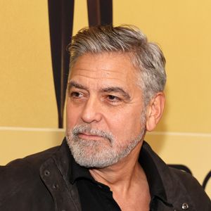 No entanto, George Clooney resolveu mudar seu visual e apareceu com o cabelo castanho acobreado nesta semana