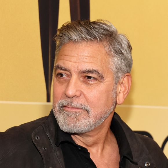 No entanto, George Clooney resolveu mudar seu visual e apareceu com o cabelo castanho acobreado nesta semana