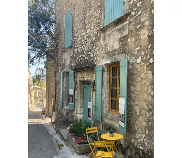 Hugh Grant possui uma típica casa de férias provençal, com jardim e piscina. A propriedade combina elementos tradicionais da arquitetura local com o ambiente reservado que o artista parece valorizar.