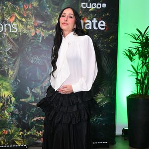 Grávida de quatro meses, Sabrina Sato apostou em tendências da moda internacional para evento em São Paulo