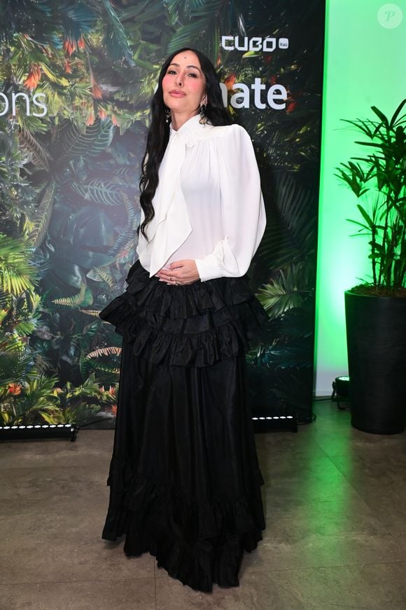 Grávida de quatro meses, Sabrina Sato apostou em tendências da moda internacional para evento em São Paulo