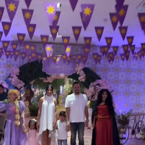 A decoração em tons pastel foi um dos destaques do festão de Maria Flor, filha de Virginia Fonseca e Zé Felipe. Rosa, lilás, dourado e creme aparecem em diferentes ambientes da festa de 4 anos, que teve como inspiração a animação 'Enrolados', da Disney
