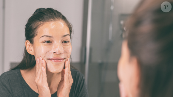 Manter a hidratação da pele do rosto é fundamental para ter a região continuar saudável