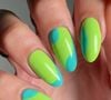 Unhas fluorescentes dominam a temporada: cores neon e nail arts vibrantes substituem o minimalismo