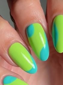 Unhas fluorescentes dominam a temporada: cores neon e nail arts vibrantes substituem o minimalismo