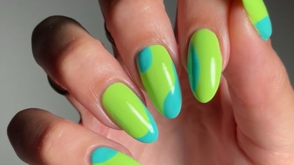 Unhas fluorescentes dominam a temporada: cores neon e nail arts vibrantes substituem o minimalismo