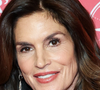 Cindy Crawford revelou que convive há anos com a blefaroptose, condição que deixa a pálpebra superior mais caída e pode até comprometer parte da visão
