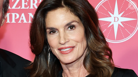 Cindy Crawford revelou que convive há anos com a blefaroptose, condição que deixa a pálpebra superior mais caída e pode até comprometer parte da visão