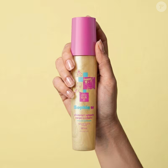 O espírito de companheirismo de Woody foi transformado em perfume no novo Splash Shimmer Amizade Iluminada, um dos destaques da coleção de 'Toy Story 5' do Boticário