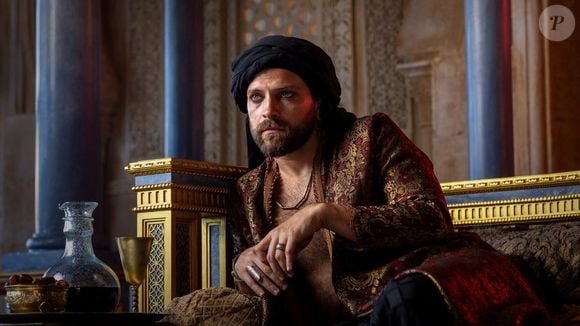 Para tentar sair da prisão, ele começa a narrar contos que encantam outros prisioneiros e despertam o interesse de Hassan, o Paxá de Argel