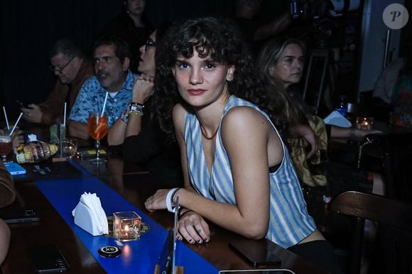 Namorada de Flor Gil, Nikita Chikita tem 19 anos e é americana