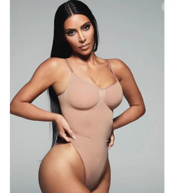 Segundo a descrição oficial da marca no Instagram, o produto é confeccionado com um “tecido de modelagem exclusivo, infundido com fios de colágeno”, oferecendo um suporte suave e contínuo ao maxilar.