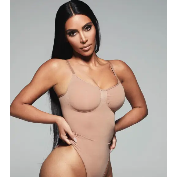 Segundo a descrição oficial da marca no Instagram, o produto é confeccionado com um “tecido de modelagem exclusivo, infundido com fios de colágeno”, oferecendo um suporte suave e contínuo ao maxilar.