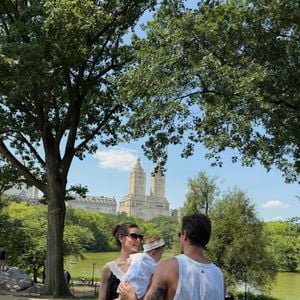 O álbum publicado por Camila Queiroz no Instagram mostrou momentos da viagem em família por Nova York, nos Estados Unidos, com Klebber Toledo e a pequena Clara