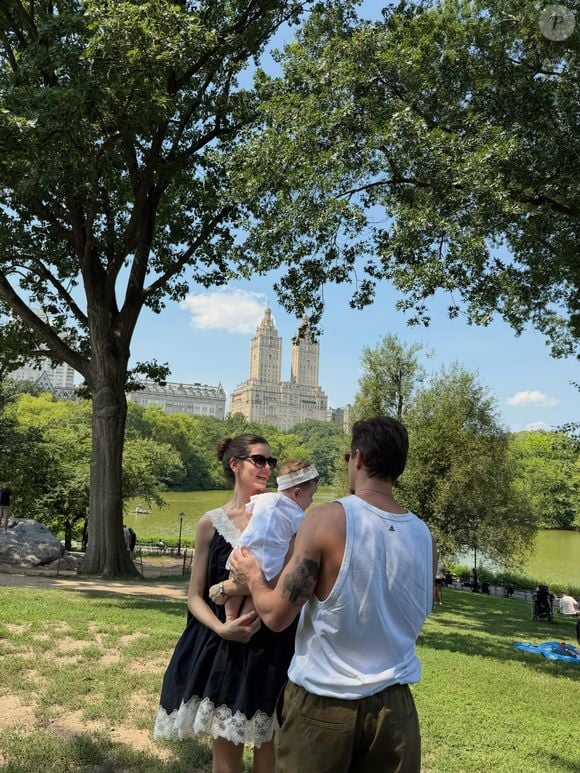 O álbum publicado por Camila Queiroz no Instagram mostrou momentos da viagem em família por Nova York, nos Estados Unidos, com Klebber Toledo e a pequena Clara