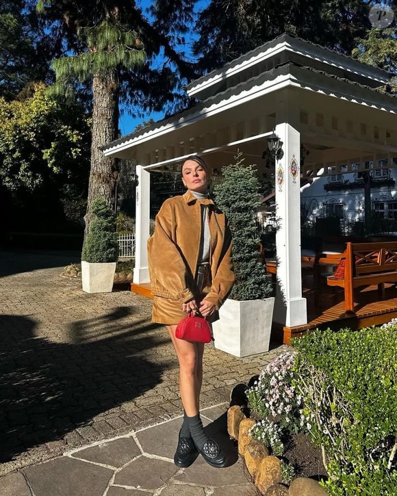 Isis Valverde combina meia alta com mocassim