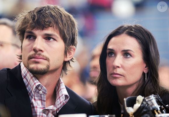 Ashton Kutcher e Demi Moore estão oficialmente divorciados, em 26 de novembro de 2013