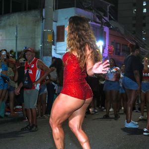 Viviane Araújo apostou em um macaquinho colado ao corpo para o ensaio do Salgueiro