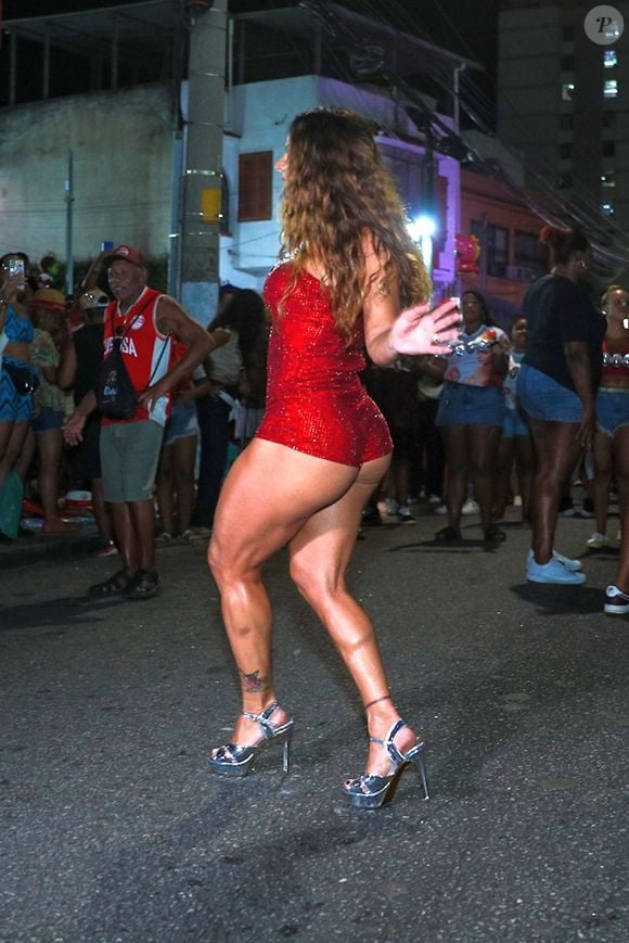 Viviane Araújo apostou em um macaquinho colado ao corpo para o ensaio do Salgueiro