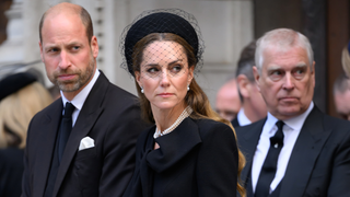 O caso é grave mesmo: Príncipe William e Kate Middleton dão rara declaração pública e manifestam 'preocupação' após envolvimento de Andrew nos ‘arquivos Epstein’