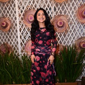 Mileide Mihaile: apostou na estampa floral clássica com um vestido midi de fundo preto e padronagem de rosas vermelhas com folhagens. A peça possui mangas longas em tecido levemente transparente, gola fechada e uma faixa drapeada na cintura, finalizada com sandálias pretas de tiras finas