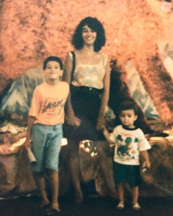 Cátia Fonseca em foto antiga com os filhos
