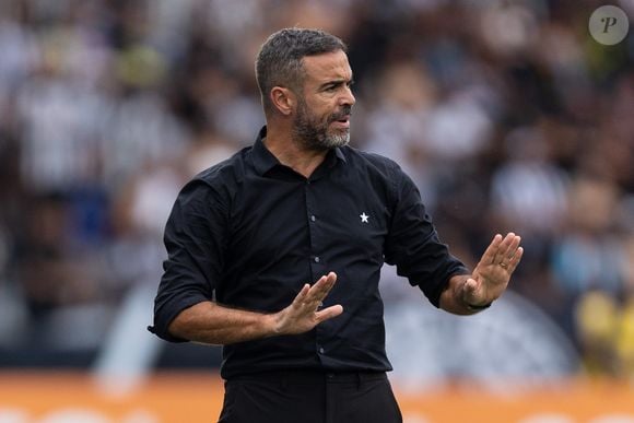 Fim de um casamento de 30 anos: Artur Jorge, ex-técnico do Botafogo, se separa após suposta traição com neta de Nilton Santos.