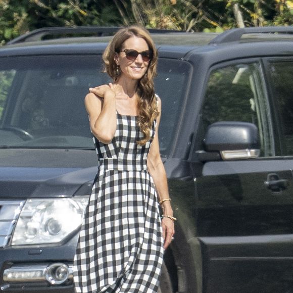 Longe das joias milionárias, Kate Middleton aposta em pulseira artesanal feita pela filha e chama atenção da Vogue