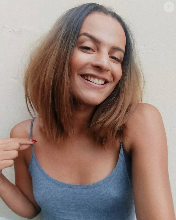 Gabriela Loran apareceu com as madeixas lisas e descoloridas em algumas ocasiões antes da novela Três Graças