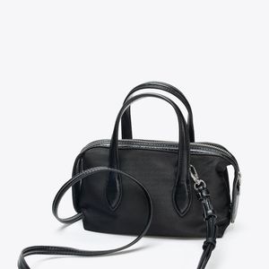 A Bolsa Mini City Nylon da Zara une design minimalista, alça removível e acabamento versátil para acompanhar produções do escritório ao fim de semana. Na liquidação, o acessório está saindo por apenas R$ 119,40