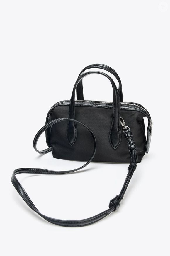 A Bolsa Mini City Nylon da Zara une design minimalista, alça removível e acabamento versátil para acompanhar produções do escritório ao fim de semana. Na liquidação, o acessório está saindo por apenas R$ 119,40