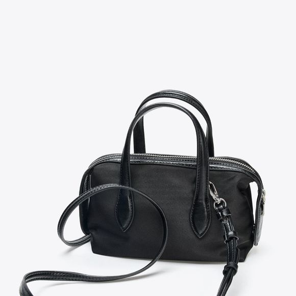 A Bolsa Mini City Nylon da Zara une design minimalista, alça removível e acabamento versátil para acompanhar produções do escritório ao fim de semana. Na liquidação, o acessório está saindo por apenas R$ 119,40