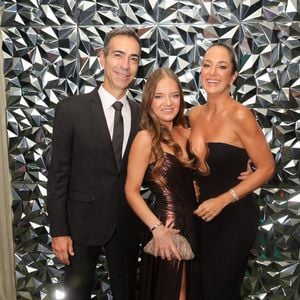 Ticiane Pinheiro e César Tralli estiveram presentes na festa de renovação de votos de Roberto Justus e Ana Paula Siebert