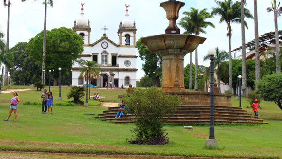 Quem está acompanhando a reprise de 'Além do Tempo' na Globo certamente já se encantou com as paisagens que ajudam a dar vida à história de época. Entre os cenários mais marcantes da novela está Vassouras, cidade que fica a 117 km da capital fluminense.