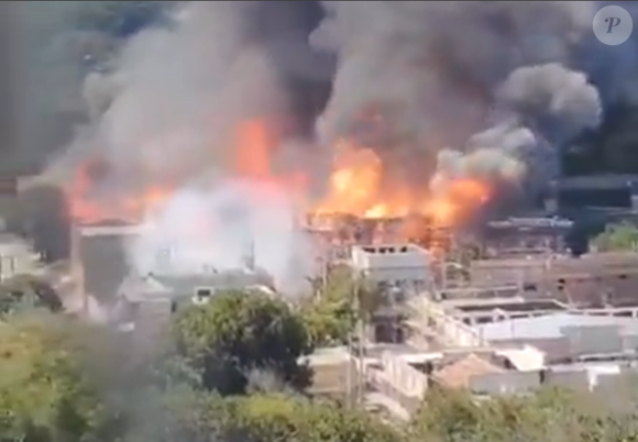 O fogo começou em um galpão localizado na Estrada dos Bandeirantes, altura do número 6.700, e mobilizou equipes do Corpo de Bombeiros, que foram acionadas por volta das 14h05.