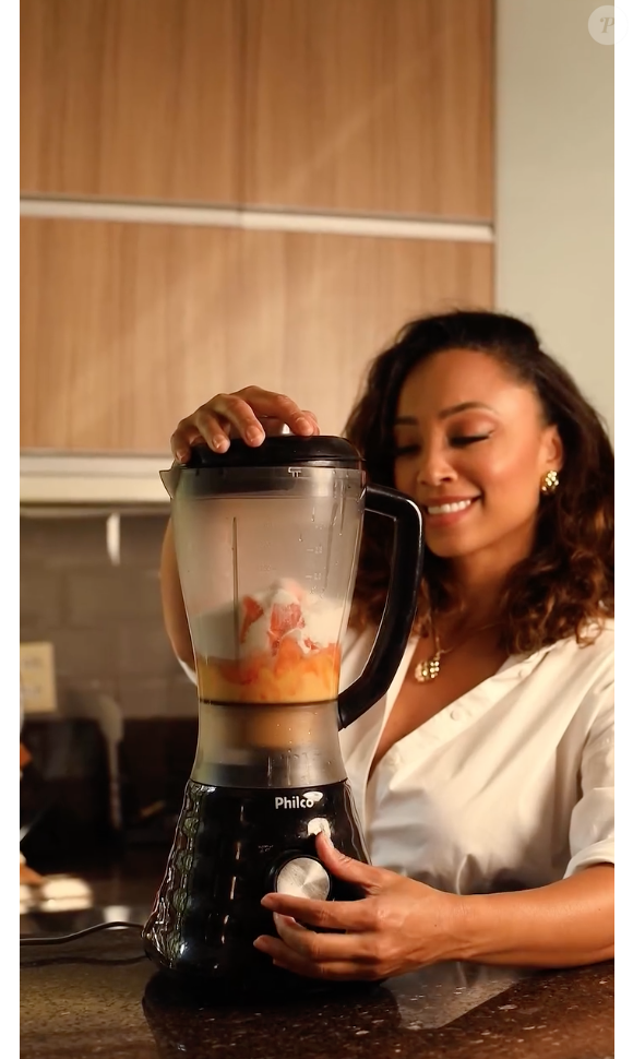 Comece batendo os ingredientes para o bolo de cenoura no liquidificador, até formar uma massa homogênea