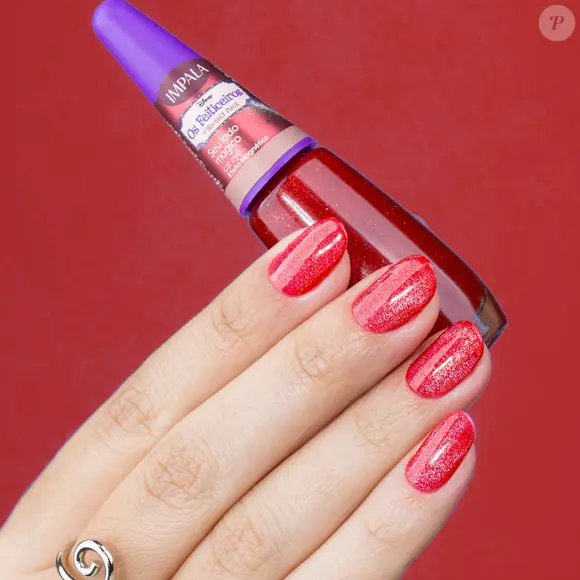 Inspirado no universo mágico da série, o esmalte Seu Lado Mágico combina vermelho vibrante e reflexos profundos para um efeito marcante