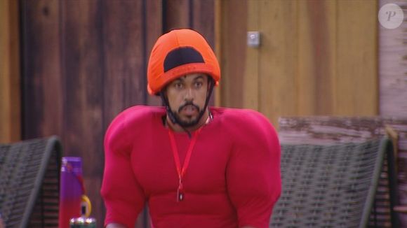 BBB 25: Maike deixou a boneca Maria Eugênia para trás na hora de atender o Big Fone