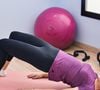 A ponte de glúteos trabalha intensamente os glúteos, além das coxas e do core