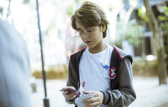 A polêmica envolvendo o ator Xande Valois e sua mãe, Chris Mattos, com a TV Globo ganhou destaque recentemente devido à ausência do ator na continuação da novela "Êta Mundo Bom!", intitulada "Êta Mundo Melhor!".