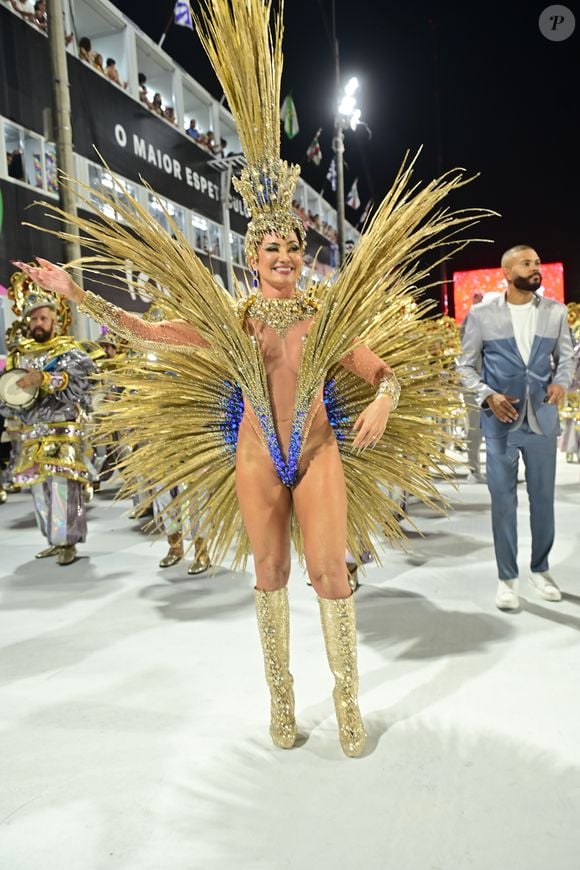Vanessa Rangeli desfilou à frente da bateria da Acadêmicos de Niterói com look poderoso