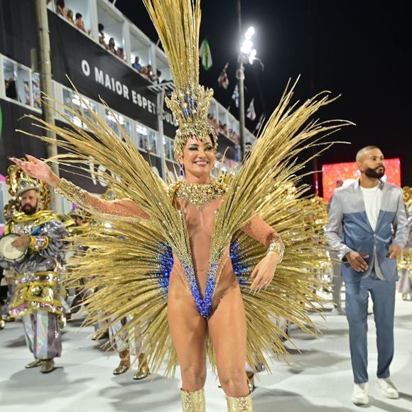 Vanessa Rangeli desfilou à frente da bateria da Acadêmicos de Niterói com look poderoso
