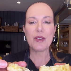 "Para quem gosta de pão, essa receita é imperdível e é feito na frigideira. Extremamente saboroso", disse Regina Volpato no vídeo da receita