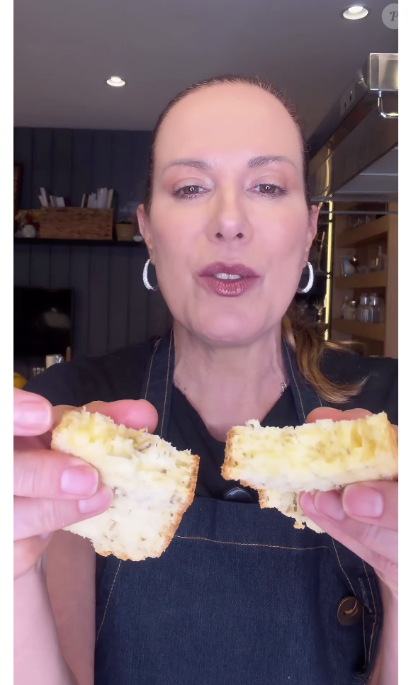 "Para quem gosta de pão, essa receita é imperdível e é feito na frigideira. Extremamente saboroso", disse Regina Volpato no vídeo da receita