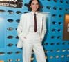 Bruna Marquezine aposta em alfaiataria com gravata e sandálias em desfile da Havaianas com Pedro Andrade no MASP, em São Paulo