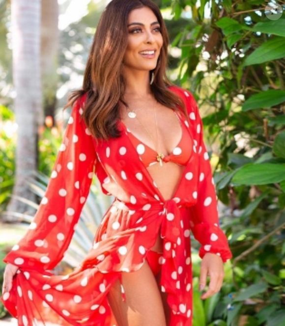 Juliana Paes exibe conjunto vermelho e branco com estampa poá