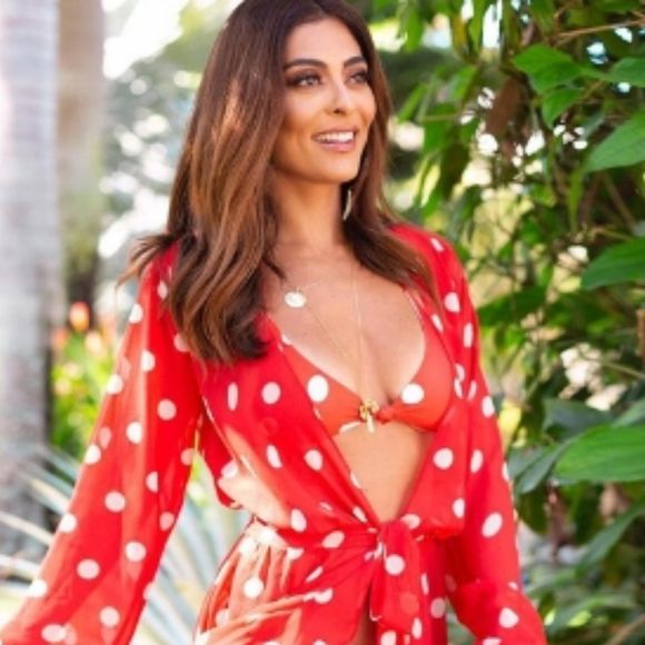 Juliana Paes exibe conjunto vermelho e branco com estampa poá