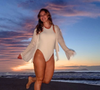 'Gostosa': aos 44 anos, Paolla Oliveira encanta a web com bumbum contra o sol e maiô cavado branco em comemoração de aniversário; veja fotos