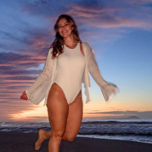 'Gostosa': aos 44 anos, Paolla Oliveira encanta a web com bumbum contra o sol e maiô cavado branco em comemoração de aniversário; veja fotos