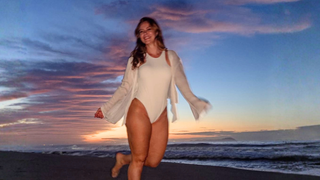 'Gostosa': aos 44 anos, Paolla Oliveira encanta a web com bumbum contra o sol e maiô cavado branco em comemoração de aniversário; veja fotos
